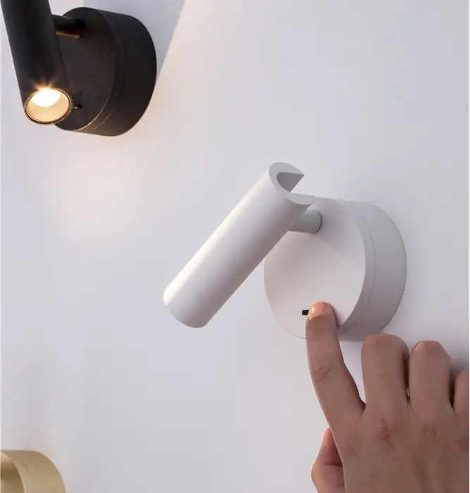 9030201_1 mit hand.webp